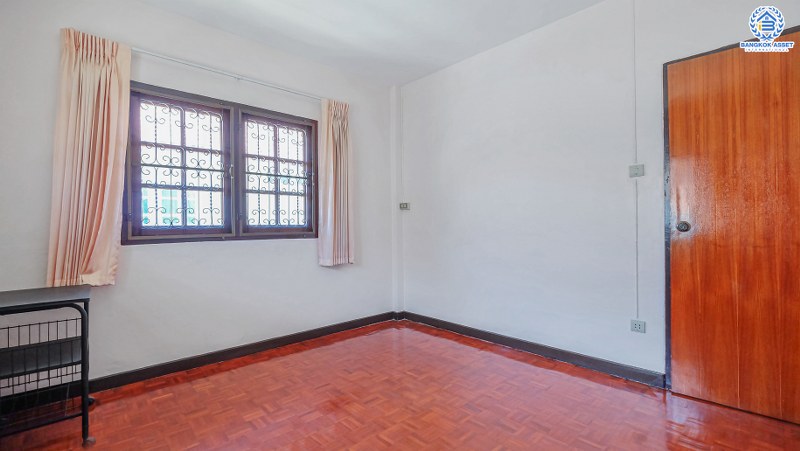 บ้านเดี่ยวมือสองนนทบุรี หลังใหญ่ สภาพใหม่มากตกแต่งพร้อมเข้าอยู่ เนื้อที่ 54 ตร.ว. หมู่บ้าน ช.รุ่งเรือง6 ติดถนนบางกรวย-ไทรน้อย ครบครันทุกการอยู่อาศัย เดินทางสะดวกบนทำเลใกล้ เซ็นทรัลเวสต์เกต และรถไฟฟ้า...