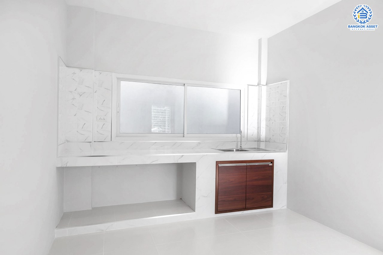 บ้านมือสองตกแต่งใหม่ ม.คุณาลัย บางใหญ่-เซ็นทรัลเวสต์เกต หลังใหญ่ ห้องมุมสุดคุ้ม! พร้อมทุกการเข้าอยู่ เนื้อที่ 59.4 ตร.ว. ฟังก์ชั่น 3 ห้องนอน 1 ห้องอเนกประสงค์ 2 ห้องน้ำ สามารถจอดรถได้ 3 คัน บนทำเลเดินทางสะดวก ติดถนนใหญ่ ใกล้รถไฟฟ้าสถานี "คลองบางไผ่"