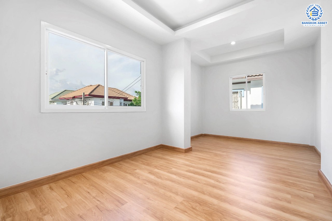 บ้านมือสองตกแต่งใหม่ ม.คุณาลัย บางใหญ่-เซ็นทรัลเวสต์เกต หลังใหญ่ ห้องมุมสุดคุ้ม! พร้อมทุกการเข้าอยู่ เนื้อที่ 59.4 ตร.ว. ฟังก์ชั่น 3 ห้องนอน 1 ห้องอเนกประสงค์ 2 ห้องน้ำ สามารถจอดรถได้ 3 คัน บนทำเลเดินทางสะดวก ติดถนนใหญ่ ใกล้รถไฟฟ้าสถานี "คลองบางไผ่"