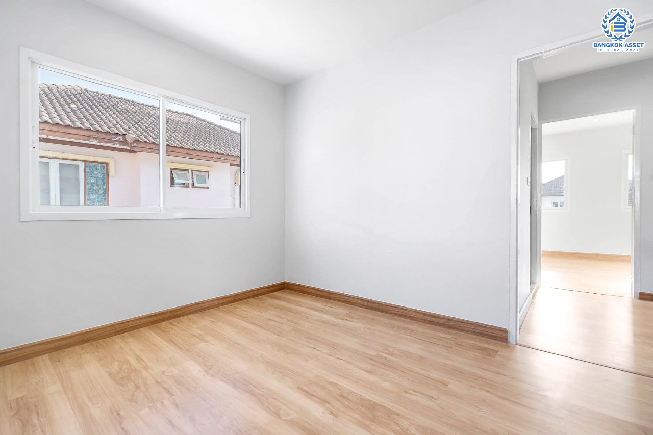 บ้านมือสองตกแต่งใหม่ ม.คุณาลัย บางใหญ่-เซ็นทรัลเวสต์เกต หลังใหญ่ ห้องมุมสุดคุ้ม! พร้อมทุกการเข้าอยู่ เนื้อที่ 59.4 ตร.ว. ฟังก์ชั่น 3 ห้องนอน 1 ห้องอเนกประสงค์ 2 ห้องน้ำ สามารถจอดรถได้ 3 คัน บนทำเลเดินทางสะดวก ติดถนนใหญ่ ใกล้รถไฟฟ้าสถานี "คลองบางไผ่"