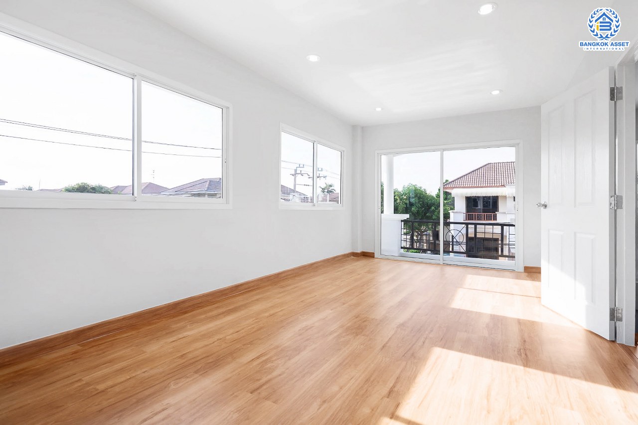 บ้านมือสองตกแต่งใหม่ ม.คุณาลัย บางใหญ่-เซ็นทรัลเวสต์เกต หลังใหญ่ ห้องมุมสุดคุ้ม! พร้อมทุกการเข้าอยู่ เนื้อที่ 59.4 ตร.ว. ฟังก์ชั่น 3 ห้องนอน 1 ห้องอเนกประสงค์ 2 ห้องน้ำ สามารถจอดรถได้ 3 คัน บนทำเลเดินทางสะดวก ติดถนนใหญ่ ใกล้รถไฟฟ้าสถานี "คลองบางไผ่"