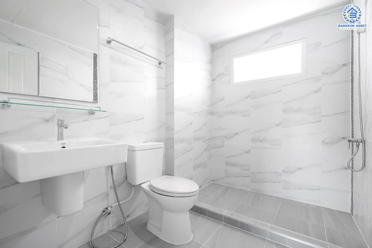 บ้านมือสองตกแต่งใหม่ ม.คุณาลัย บางใหญ่-เซ็นทรัลเวสต์เกต หลังใหญ่ ห้องมุมสุดคุ้ม! พร้อมทุกการเข้าอยู่ เนื้อที่ 59.4 ตร.ว. ฟังก์ชั่น 3 ห้องนอน 1 ห้องอเนกประสงค์ 2 ห้องน้ำ สามารถจอดรถได้ 3 คัน บนทำเลเดินทางสะดวก ติดถนนใหญ่ ใกล้รถไฟฟ้าสถานี "คลองบางไผ่"