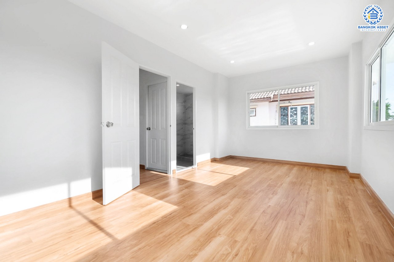 บ้านมือสองตกแต่งใหม่ ม.คุณาลัย บางใหญ่-เซ็นทรัลเวสต์เกต หลังใหญ่ ห้องมุมสุดคุ้ม! พร้อมทุกการเข้าอยู่ เนื้อที่ 59.4 ตร.ว. ฟังก์ชั่น 3 ห้องนอน 1 ห้องอเนกประสงค์ 2 ห้องน้ำ สามารถจอดรถได้ 3 คัน บนทำเลเดินทางสะดวก ติดถนนใหญ่ ใกล้รถไฟฟ้าสถานี "คลองบางไผ่"