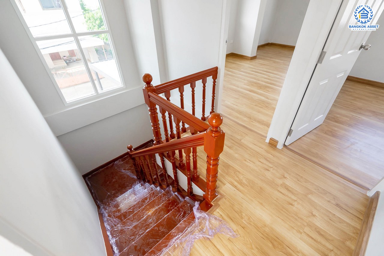 บ้านมือสองตกแต่งใหม่ ม.คุณาลัย บางใหญ่-เซ็นทรัลเวสต์เกต หลังใหญ่ ห้องมุมสุดคุ้ม! พร้อมทุกการเข้าอยู่ เนื้อที่ 59.4 ตร.ว. ฟังก์ชั่น 3 ห้องนอน 1 ห้องอเนกประสงค์ 2 ห้องน้ำ สามารถจอดรถได้ 3 คัน บนทำเลเดินทางสะดวก ติดถนนใหญ่ ใกล้รถไฟฟ้าสถานี "คลองบางไผ่"