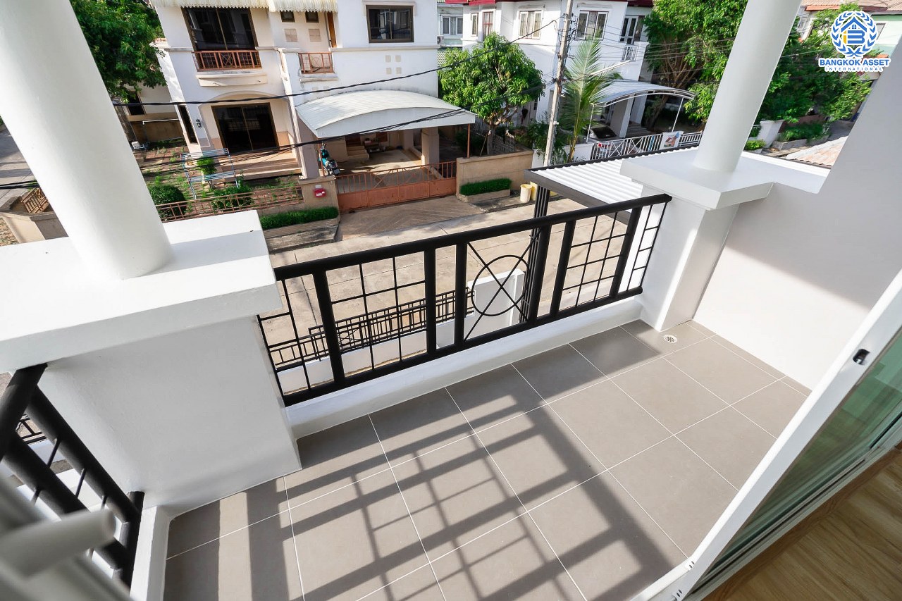 บ้านมือสองตกแต่งใหม่ ม.คุณาลัย บางใหญ่-เซ็นทรัลเวสต์เกต หลังใหญ่ ห้องมุมสุดคุ้ม! พร้อมทุกการเข้าอยู่ เนื้อที่ 59.4 ตร.ว. ฟังก์ชั่น 3 ห้องนอน 1 ห้องอเนกประสงค์ 2 ห้องน้ำ สามารถจอดรถได้ 3 คัน บนทำเลเดินทางสะดวก ติดถนนใหญ่ ใกล้รถไฟฟ้าสถานี "คลองบางไผ่"