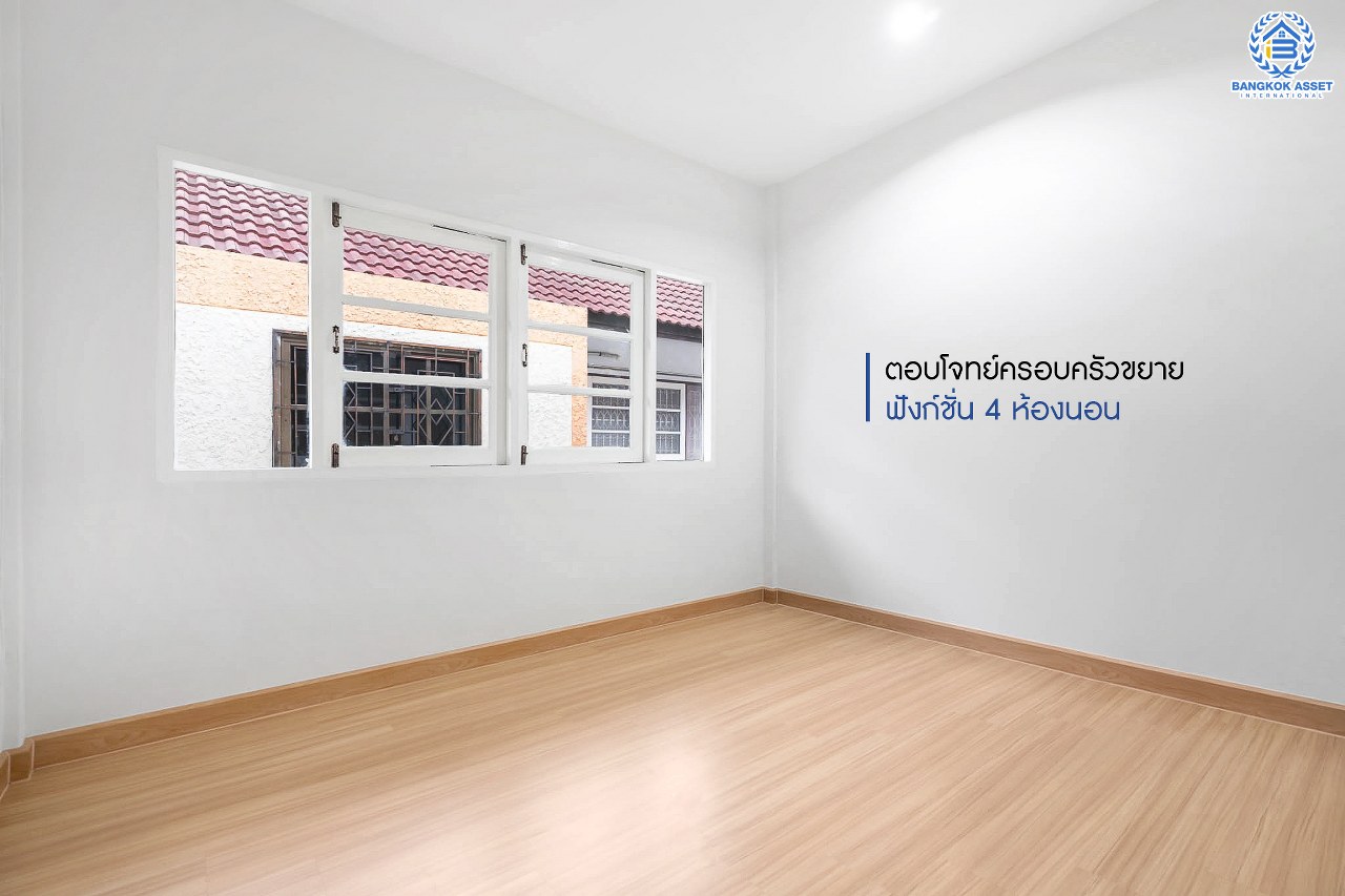 บ้านมือสองตกแต่งใหม่ บนทำเลที่ดีที่สุด! หน้าโครงการติด MRT "สถานีไทรม้า" ม.ซื่อตรง พระนั่งเกล้า-ท่าอิฐ บ้านแฝดหลังมุม  เนื้อที่ 40 ตร.ว. ฟังก์ชั่นระดับบ้านเดี่ยว 4 ห้องนอน 2 ห้องน้ำ 2 ที่จอดรถ ภายในโปร่งกว้าง ทำเลใกล้เซ็นทรัลรัตนาธิเบศร์ และทางด่วนงามวงศ์วาน...