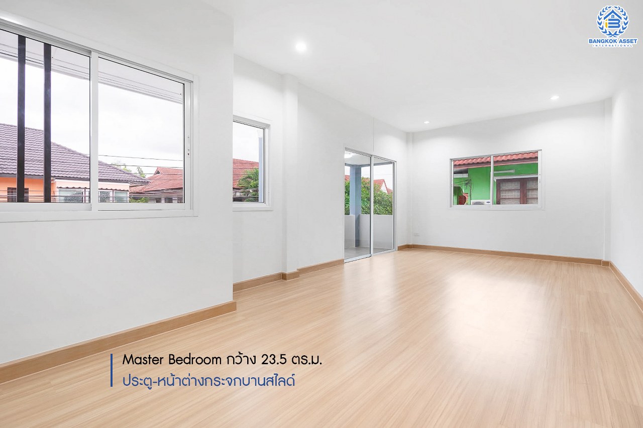 บ้านมือสองตกแต่งใหม่ บนทำเลที่ดีที่สุด! หน้าโครงการติด MRT "สถานีไทรม้า" ม.ซื่อตรง พระนั่งเกล้า-ท่าอิฐ บ้านแฝดหลังมุม  เนื้อที่ 40 ตร.ว. ฟังก์ชั่นระดับบ้านเดี่ยว 4 ห้องนอน 2 ห้องน้ำ 2 ที่จอดรถ ภายในโปร่งกว้าง ทำเลใกล้เซ็นทรัลรัตนาธิเบศร์ และทางด่วนงามวงศ์วาน...