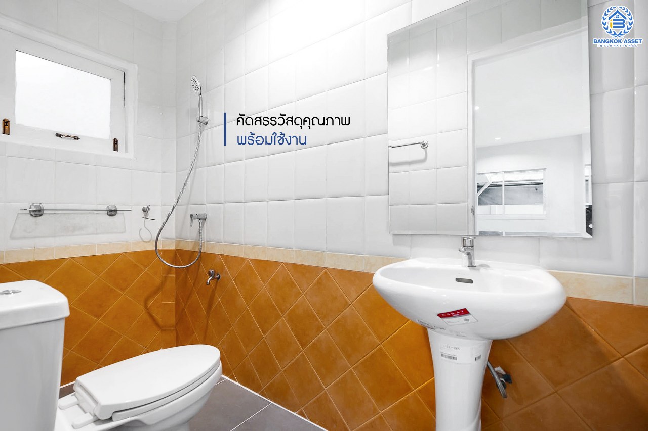 บ้านมือสองตกแต่งใหม่ บนทำเลที่ดีที่สุด! หน้าโครงการติด MRT "สถานีไทรม้า" ม.ซื่อตรง พระนั่งเกล้า-ท่าอิฐ บ้านแฝดหลังมุม  เนื้อที่ 40 ตร.ว. ฟังก์ชั่นระดับบ้านเดี่ยว 4 ห้องนอน 2 ห้องน้ำ 2 ที่จอดรถ ภายในโปร่งกว้าง ทำเลใกล้เซ็นทรัลรัตนาธิเบศร์ และทางด่วนงามวงศ์วาน...