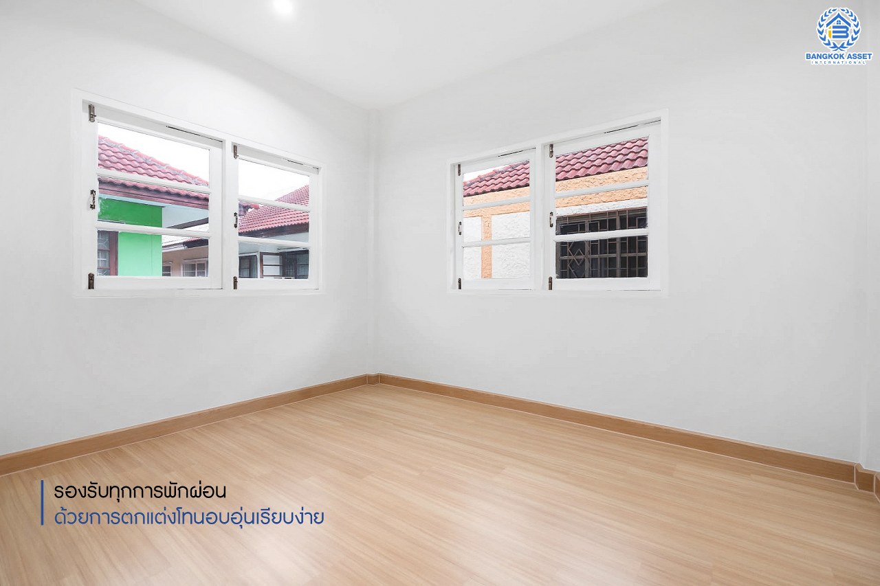 บ้านมือสองตกแต่งใหม่ บนทำเลที่ดีที่สุด! หน้าโครงการติด MRT "สถานีไทรม้า" ม.ซื่อตรง พระนั่งเกล้า-ท่าอิฐ บ้านแฝดหลังมุม  เนื้อที่ 40 ตร.ว. ฟังก์ชั่นระดับบ้านเดี่ยว 4 ห้องนอน 2 ห้องน้ำ 2 ที่จอดรถ ภายในโปร่งกว้าง ทำเลใกล้เซ็นทรัลรัตนาธิเบศร์ และทางด่วนงามวงศ์วาน...