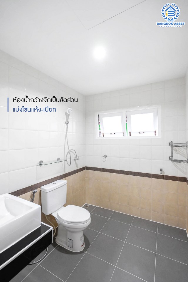 บ้านมือสองตกแต่งใหม่ บนทำเลที่ดีที่สุด! หน้าโครงการติด MRT "สถานีไทรม้า" ม.ซื่อตรง พระนั่งเกล้า-ท่าอิฐ บ้านแฝดหลังมุม  เนื้อที่ 40 ตร.ว. ฟังก์ชั่นระดับบ้านเดี่ยว 4 ห้องนอน 2 ห้องน้ำ 2 ที่จอดรถ ภายในโปร่งกว้าง ทำเลใกล้เซ็นทรัลรัตนาธิเบศร์ และทางด่วนงามวงศ์วาน...