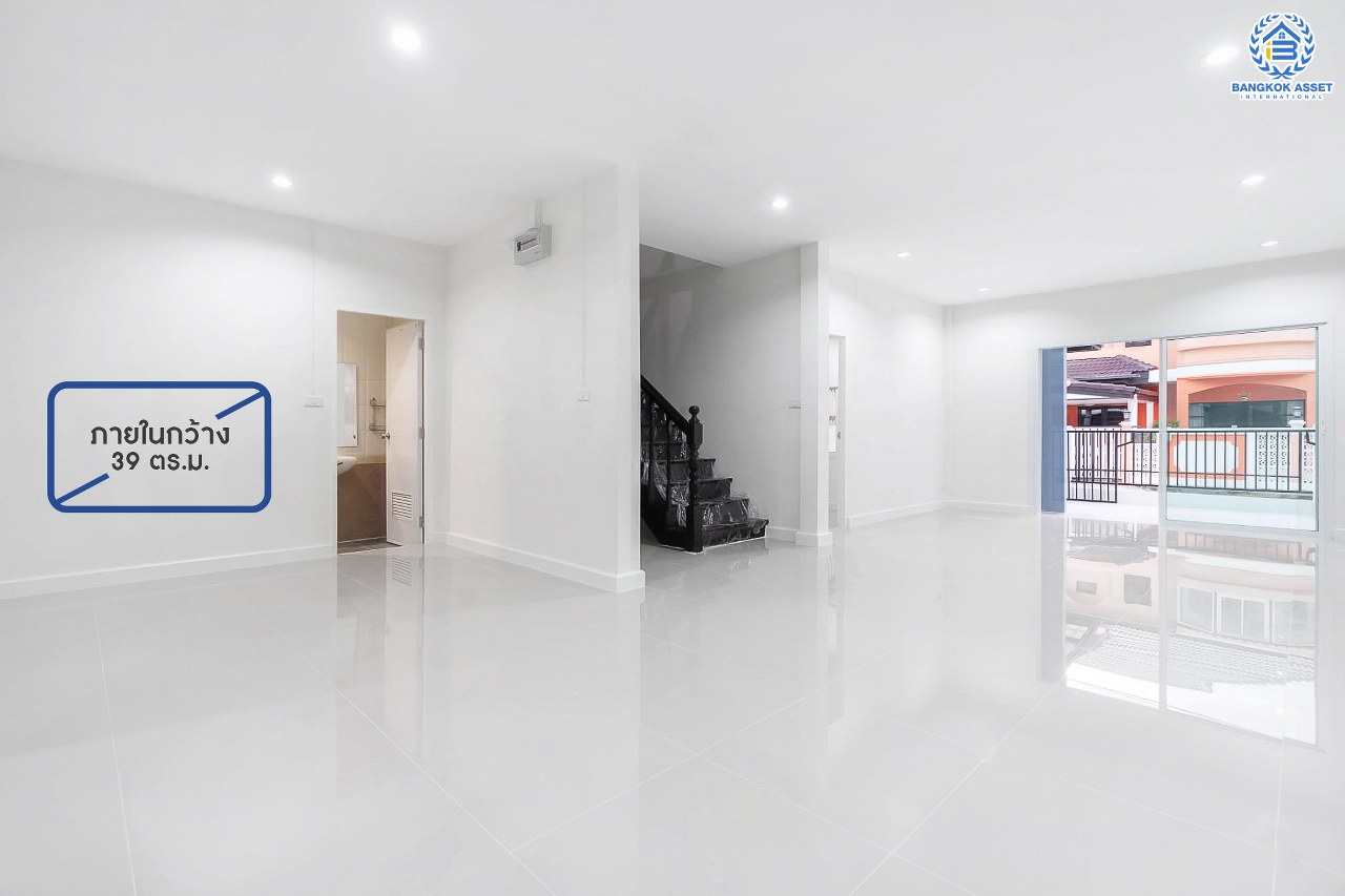 บ้านมือสองตกแต่งใหม่ บนทำเลที่ดีที่สุด! หน้าโครงการติด MRT "สถานีไทรม้า" ม.ซื่อตรง พระนั่งเกล้า-ท่าอิฐ บ้านแฝดหลังมุม  เนื้อที่ 40 ตร.ว. ฟังก์ชั่นระดับบ้านเดี่ยว 4 ห้องนอน 2 ห้องน้ำ 2 ที่จอดรถ ภายในโปร่งกว้าง ทำเลใกล้เซ็นทรัลรัตนาธิเบศร์ และทางด่วนงามวงศ์วาน...