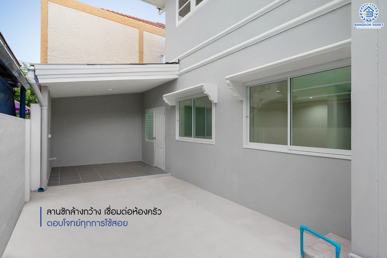 บ้านมือสองตกแต่งใหม่ บนทำเลที่ดีที่สุด! หน้าโครงการติด MRT "สถานีไทรม้า" ม.ซื่อตรง พระนั่งเกล้า-ท่าอิฐ บ้านแฝดหลังมุม  เนื้อที่ 40 ตร.ว. ฟังก์ชั่นระดับบ้านเดี่ยว 4 ห้องนอน 2 ห้องน้ำ 2 ที่จอดรถ ภายในโปร่งกว้าง ทำเลใกล้เซ็นทรัลรัตนาธิเบศร์ และทางด่วนงามวงศ์วาน...