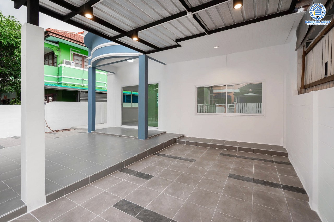 บ้านมือสองตกแต่งใหม่ บนทำเลที่ดีที่สุด! หน้าโครงการติด MRT "สถานีไทรม้า" ม.ซื่อตรง พระนั่งเกล้า-ท่าอิฐ บ้านแฝดหลังมุม  เนื้อที่ 40 ตร.ว. ฟังก์ชั่นระดับบ้านเดี่ยว 4 ห้องนอน 2 ห้องน้ำ 2 ที่จอดรถ ภายในโปร่งกว้าง ทำเลใกล้เซ็นทรัลรัตนาธิเบศร์ และทางด่วนงามวงศ์วาน...