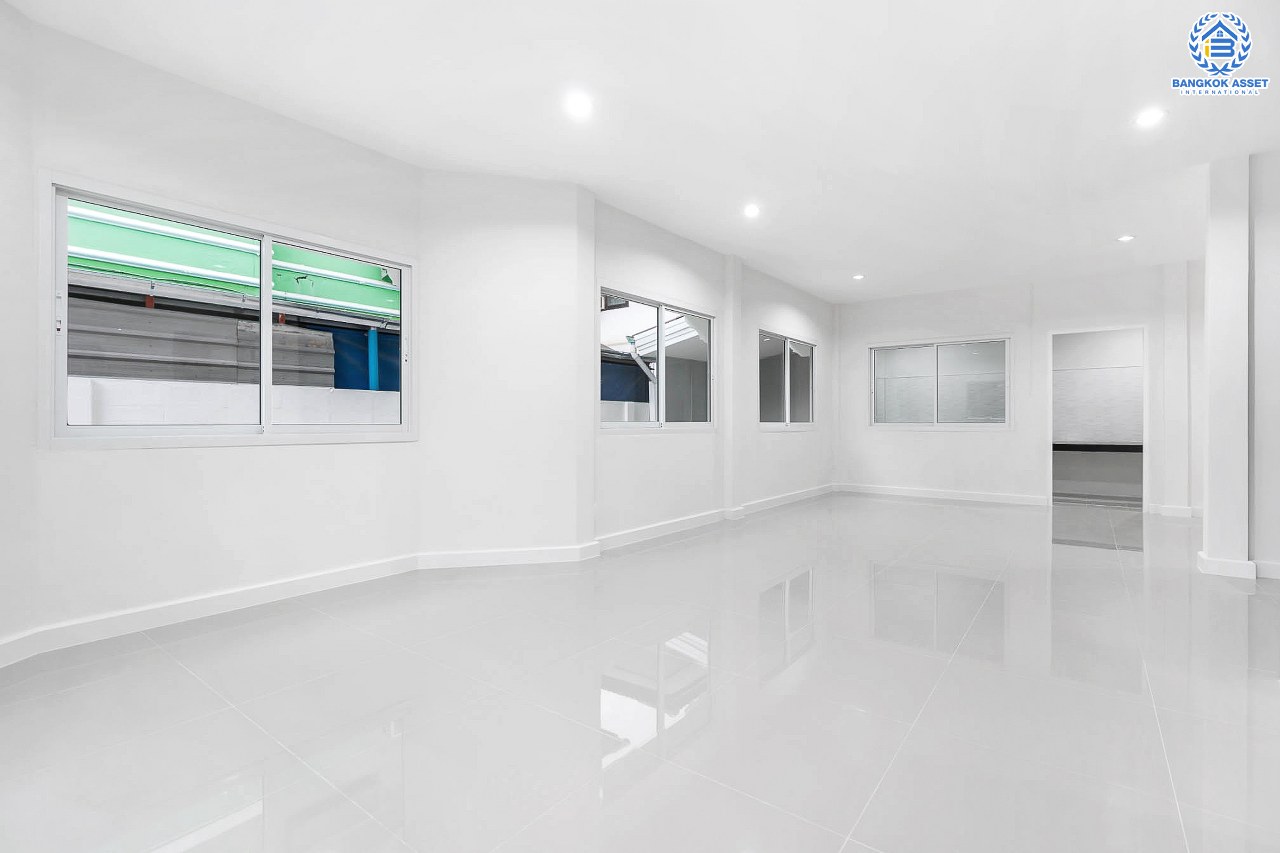 บ้านมือสองตกแต่งใหม่ บนทำเลที่ดีที่สุด! หน้าโครงการติด MRT "สถานีไทรม้า" ม.ซื่อตรง พระนั่งเกล้า-ท่าอิฐ บ้านแฝดหลังมุม  เนื้อที่ 40 ตร.ว. ฟังก์ชั่นระดับบ้านเดี่ยว 4 ห้องนอน 2 ห้องน้ำ 2 ที่จอดรถ ภายในโปร่งกว้าง ทำเลใกล้เซ็นทรัลรัตนาธิเบศร์ และทางด่วนงามวงศ์วาน...