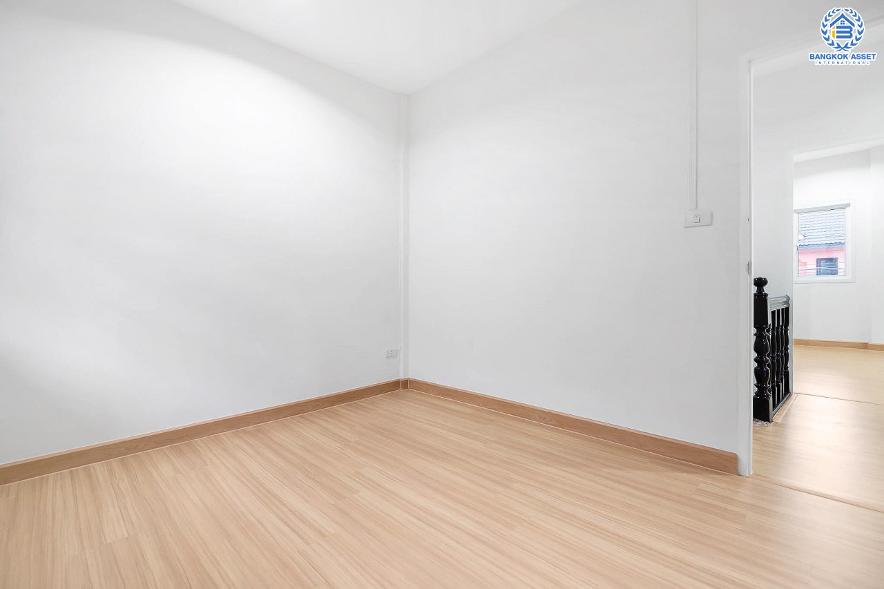 บ้านมือสองตกแต่งใหม่ บนทำเลที่ดีที่สุด! หน้าโครงการติด MRT "สถานีไทรม้า" ม.ซื่อตรง พระนั่งเกล้า-ท่าอิฐ บ้านแฝดหลังมุม  เนื้อที่ 40 ตร.ว. ฟังก์ชั่นระดับบ้านเดี่ยว 4 ห้องนอน 2 ห้องน้ำ 2 ที่จอดรถ ภายในโปร่งกว้าง ทำเลใกล้เซ็นทรัลรัตนาธิเบศร์ และทางด่วนงามวงศ์วาน...