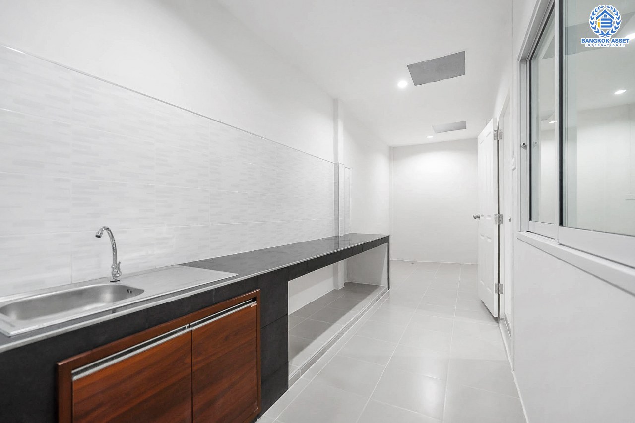 บ้านมือสองตกแต่งใหม่ บนทำเลที่ดีที่สุด! หน้าโครงการติด MRT "สถานีไทรม้า" ม.ซื่อตรง พระนั่งเกล้า-ท่าอิฐ บ้านแฝดหลังมุม  เนื้อที่ 40 ตร.ว. ฟังก์ชั่นระดับบ้านเดี่ยว 4 ห้องนอน 2 ห้องน้ำ 2 ที่จอดรถ ภายในโปร่งกว้าง ทำเลใกล้เซ็นทรัลรัตนาธิเบศร์ และทางด่วนงามวงศ์วาน...