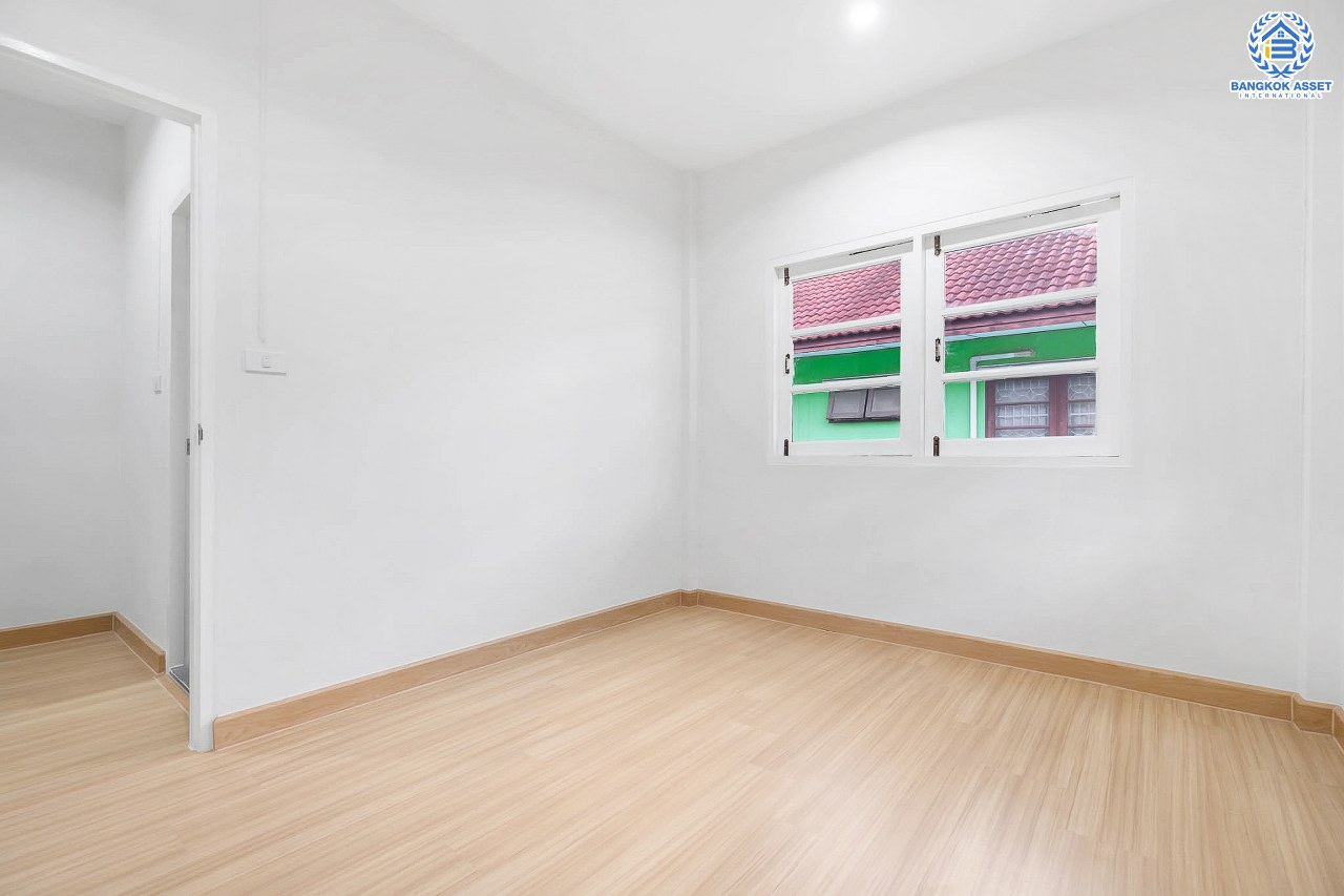 บ้านมือสองตกแต่งใหม่ บนทำเลที่ดีที่สุด! หน้าโครงการติด MRT "สถานีไทรม้า" ม.ซื่อตรง พระนั่งเกล้า-ท่าอิฐ บ้านแฝดหลังมุม  เนื้อที่ 40 ตร.ว. ฟังก์ชั่นระดับบ้านเดี่ยว 4 ห้องนอน 2 ห้องน้ำ 2 ที่จอดรถ ภายในโปร่งกว้าง ทำเลใกล้เซ็นทรัลรัตนาธิเบศร์ และทางด่วนงามวงศ์วาน...