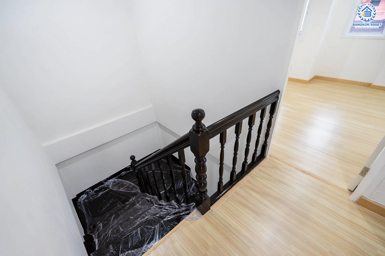 บ้านมือสองตกแต่งใหม่ บนทำเลที่ดีที่สุด! หน้าโครงการติด MRT "สถานีไทรม้า" ม.ซื่อตรง พระนั่งเกล้า-ท่าอิฐ บ้านแฝดหลังมุม  เนื้อที่ 40 ตร.ว. ฟังก์ชั่นระดับบ้านเดี่ยว 4 ห้องนอน 2 ห้องน้ำ 2 ที่จอดรถ ภายในโปร่งกว้าง ทำเลใกล้เซ็นทรัลรัตนาธิเบศร์ และทางด่วนงามวงศ์วาน...