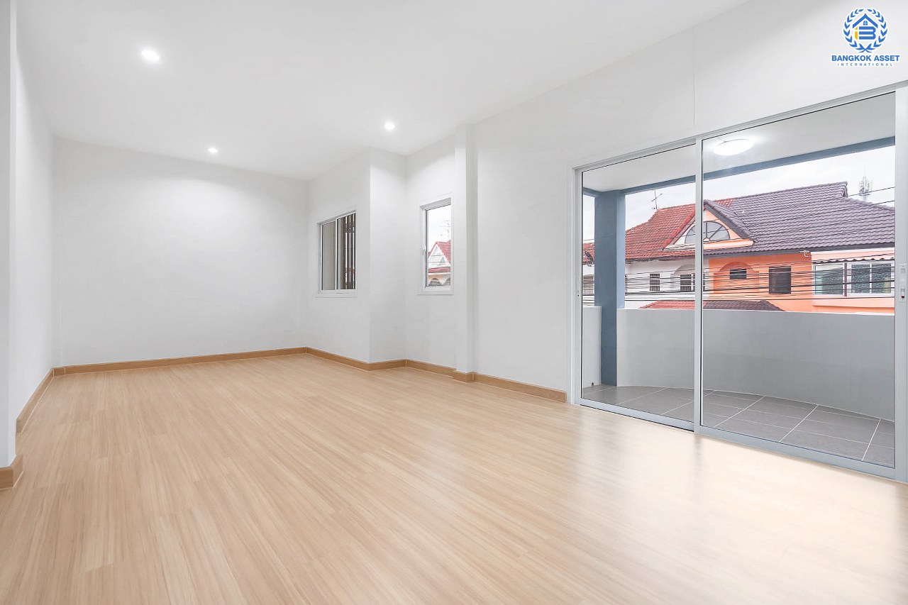 บ้านมือสองตกแต่งใหม่ บนทำเลที่ดีที่สุด! หน้าโครงการติด MRT "สถานีไทรม้า" ม.ซื่อตรง พระนั่งเกล้า-ท่าอิฐ บ้านแฝดหลังมุม  เนื้อที่ 40 ตร.ว. ฟังก์ชั่นระดับบ้านเดี่ยว 4 ห้องนอน 2 ห้องน้ำ 2 ที่จอดรถ ภายในโปร่งกว้าง ทำเลใกล้เซ็นทรัลรัตนาธิเบศร์ และทางด่วนงามวงศ์วาน...