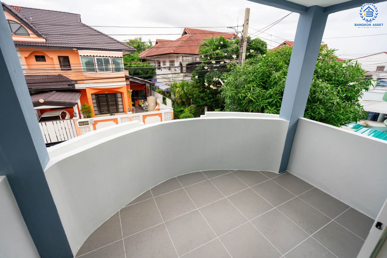 บ้านมือสองตกแต่งใหม่ บนทำเลที่ดีที่สุด! หน้าโครงการติด MRT "สถานีไทรม้า" ม.ซื่อตรง พระนั่งเกล้า-ท่าอิฐ บ้านแฝดหลังมุม  เนื้อที่ 40 ตร.ว. ฟังก์ชั่นระดับบ้านเดี่ยว 4 ห้องนอน 2 ห้องน้ำ 2 ที่จอดรถ ภายในโปร่งกว้าง ทำเลใกล้เซ็นทรัลรัตนาธิเบศร์ และทางด่วนงามวงศ์วาน...