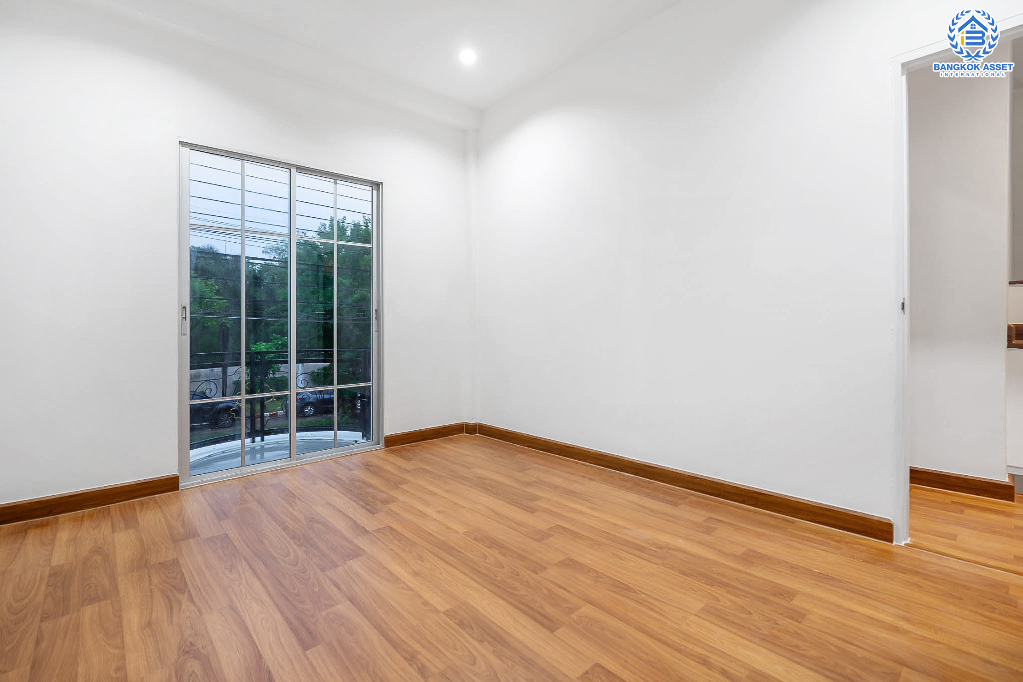 บ้านมือสองตกแต่งใหม่ ม.เดอะวิลล่า ราชพฤกษ์-ท่าอิฐ หน้าบ้านไม่ชนใคร เดินทางสะดวก ตกแต่งสไตล์สไตล์ยุโรป เนื้อที่ 18 ตร.ว. คุณภาพ Property Perfect ฟังก์ชั่นครบ! 3 ห้องนอน 2 ห้องน้ำ บนทำเลเยี่ยมเชื่อมต่อทั้งถ.รัตนาธิเบศร์ และถ.ราชพฤกษ์ และเพียง 10 นาที ถึงรถไฟฟ้า "สถานีบางรักน้อยท่าอิฐ...