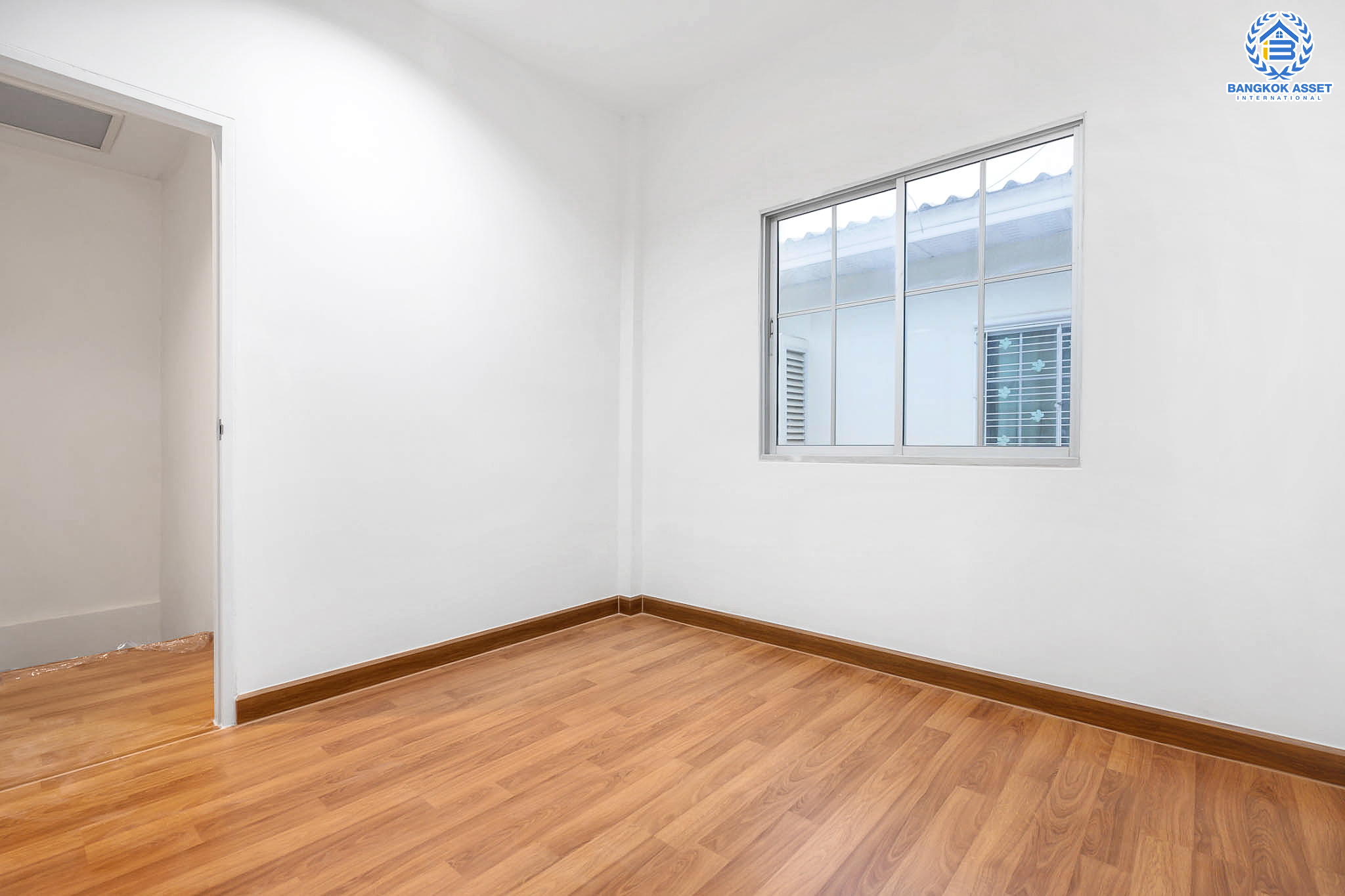 บ้านมือสองตกแต่งใหม่ ม.เดอะวิลล่า ราชพฤกษ์-ท่าอิฐ หน้าบ้านไม่ชนใคร เดินทางสะดวก ตกแต่งสไตล์สไตล์ยุโรป เนื้อที่ 18 ตร.ว. คุณภาพ Property Perfect ฟังก์ชั่นครบ! 3 ห้องนอน 2 ห้องน้ำ บนทำเลเยี่ยมเชื่อมต่อทั้งถ.รัตนาธิเบศร์ และถ.ราชพฤกษ์ และเพียง 10 นาที ถึงรถไฟฟ้า "สถานีบางรักน้อยท่าอิฐ...