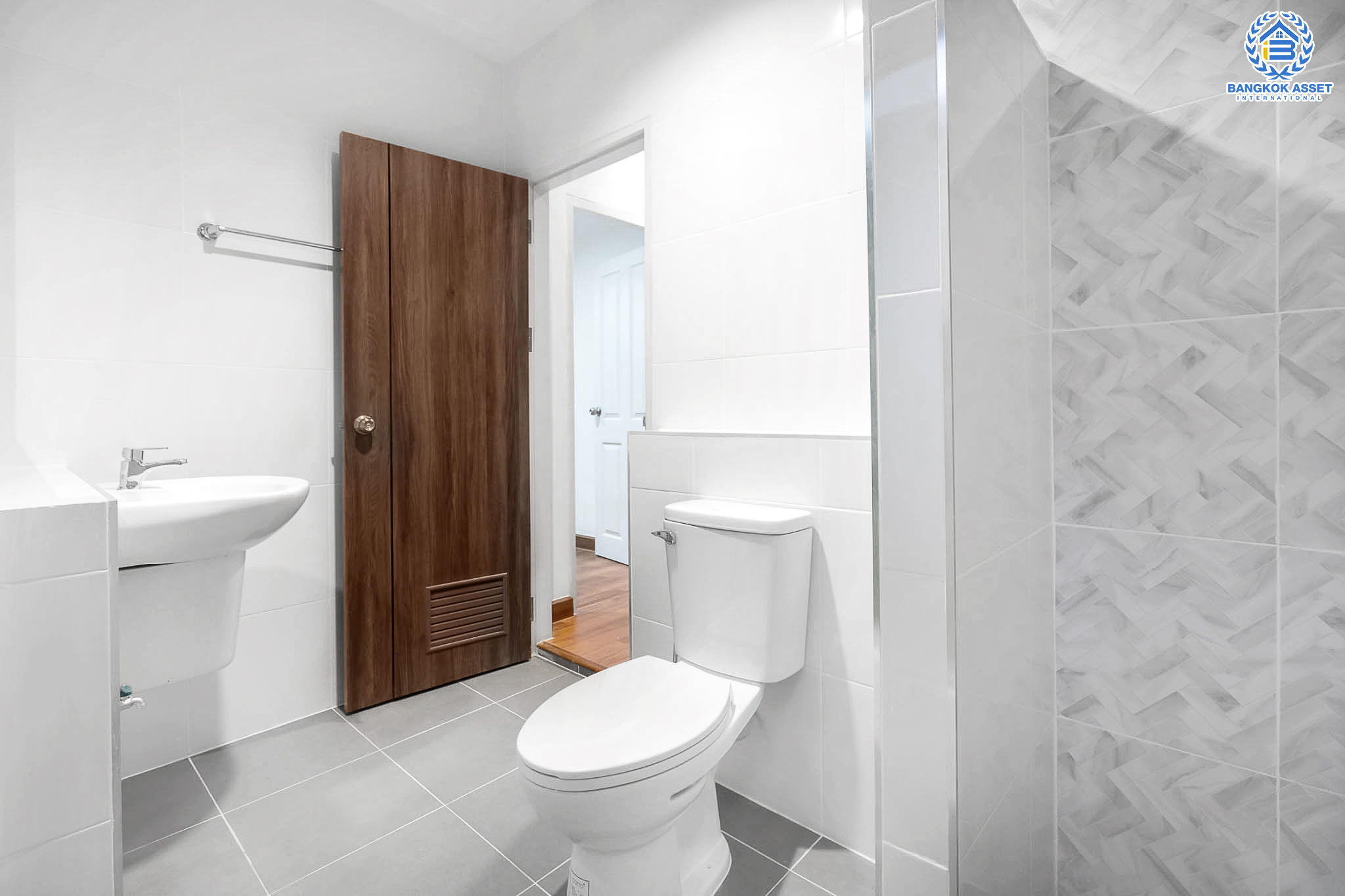 บ้านมือสองตกแต่งใหม่ ม.เดอะวิลล่า ราชพฤกษ์-ท่าอิฐ หน้าบ้านไม่ชนใคร เดินทางสะดวก ตกแต่งสไตล์สไตล์ยุโรป เนื้อที่ 18 ตร.ว. คุณภาพ Property Perfect ฟังก์ชั่นครบ! 3 ห้องนอน 2 ห้องน้ำ บนทำเลเยี่ยมเชื่อมต่อทั้งถ.รัตนาธิเบศร์ และถ.ราชพฤกษ์ และเพียง 10 นาที ถึงรถไฟฟ้า "สถานีบางรักน้อยท่าอิฐ...