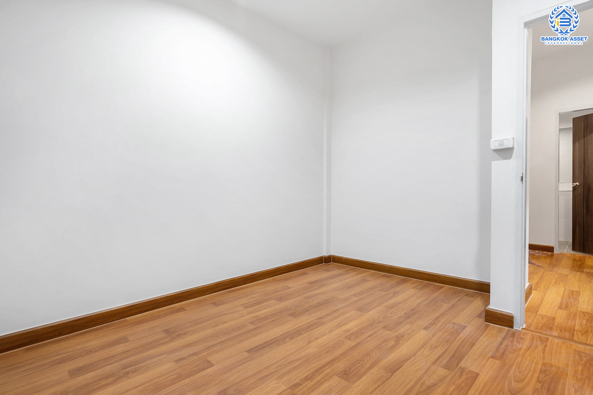 บ้านมือสองตกแต่งใหม่ ม.เดอะวิลล่า ราชพฤกษ์-ท่าอิฐ หน้าบ้านไม่ชนใคร เดินทางสะดวก ตกแต่งสไตล์สไตล์ยุโรป เนื้อที่ 18 ตร.ว. คุณภาพ Property Perfect ฟังก์ชั่นครบ! 3 ห้องนอน 2 ห้องน้ำ บนทำเลเยี่ยมเชื่อมต่อทั้งถ.รัตนาธิเบศร์ และถ.ราชพฤกษ์ และเพียง 10 นาที ถึงรถไฟฟ้า "สถานีบางรักน้อยท่าอิฐ...