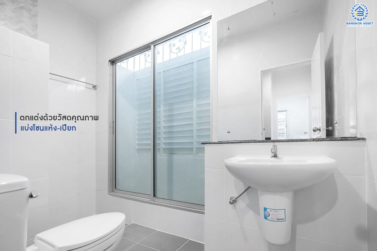 บ้านมือสองตกแต่งใหม่ ม.เดอะวิลล่า ราชพฤกษ์-ท่าอิฐ Private Zone มีความเป็นส่วนตัวมาก ตกแต่งสไตล์อบอุ่นและหรูหราด้วยฝ้าหลุม เนื้อที่ 18 ตร.ว. คุณภาพ Property Perfect ฟังก์ชั่นครบ! 3 ห้องนอน 2 ห้องน้ำ บนทำเลเยี่ยมเชื่อมต่อทั้งถ.รัตนาธิเบศร์ และถ.ราชพฤกษ์ และเพียง 10 นาที ถึงรถไฟฟ้า "สถานีบางรักน้อยท่าอิฐ"...