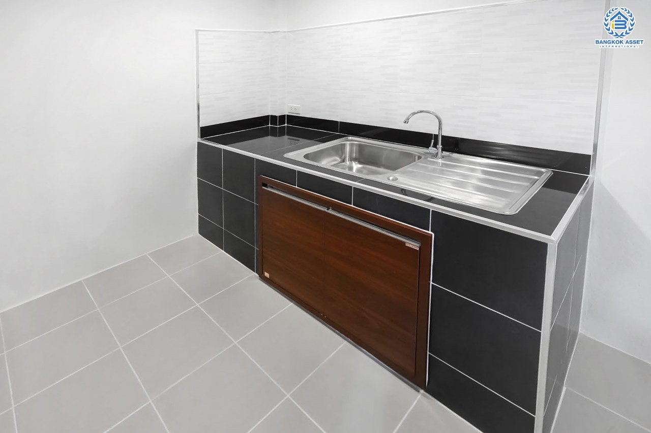 บ้านมือสองตกแต่งใหม่ ม.เดอะวิลล่า ราชพฤกษ์-ท่าอิฐ Private Zone มีความเป็นส่วนตัวมาก ตกแต่งสไตล์อบอุ่นและหรูหราด้วยฝ้าหลุม เนื้อที่ 18 ตร.ว. คุณภาพ Property Perfect ฟังก์ชั่นครบ! 3 ห้องนอน 2 ห้องน้ำ บนทำเลเยี่ยมเชื่อมต่อทั้งถ.รัตนาธิเบศร์ และถ.ราชพฤกษ์ และเพียง 10 นาที ถึงรถไฟฟ้า "สถานีบางรักน้อยท่าอิฐ"...