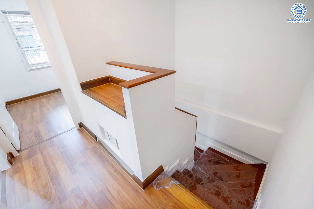 บ้านมือสองตกแต่งใหม่ ม.เดอะวิลล่า ราชพฤกษ์-ท่าอิฐ Private Zone มีความเป็นส่วนตัวมาก ตกแต่งสไตล์อบอุ่นและหรูหราด้วยฝ้าหลุม เนื้อที่ 18 ตร.ว. คุณภาพ Property Perfect ฟังก์ชั่นครบ! 3 ห้องนอน 2 ห้องน้ำ บนทำเลเยี่ยมเชื่อมต่อทั้งถ.รัตนาธิเบศร์ และถ.ราชพฤกษ์ และเพียง 10 นาที ถึงรถไฟฟ้า "สถานีบางรักน้อยท่าอิฐ"...