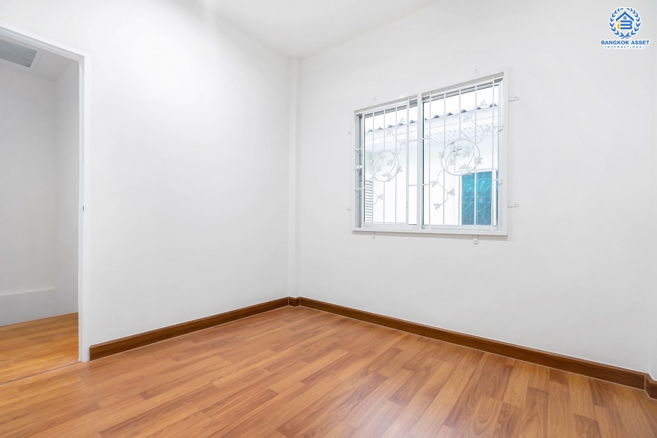 บ้านมือสองตกแต่งใหม่ ม.เดอะวิลล่า ราชพฤกษ์-ท่าอิฐ Private Zone มีความเป็นส่วนตัวมาก ตกแต่งสไตล์อบอุ่นและหรูหราด้วยฝ้าหลุม เนื้อที่ 18 ตร.ว. คุณภาพ Property Perfect ฟังก์ชั่นครบ! 3 ห้องนอน 2 ห้องน้ำ บนทำเลเยี่ยมเชื่อมต่อทั้งถ.รัตนาธิเบศร์ และถ.ราชพฤกษ์ และเพียง 10 นาที ถึงรถไฟฟ้า "สถานีบางรักน้อยท่าอิฐ"...