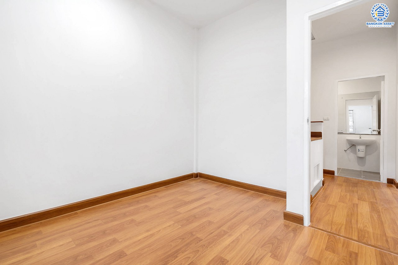 บ้านมือสองตกแต่งใหม่ ม.เดอะวิลล่า ราชพฤกษ์-ท่าอิฐ Private Zone มีความเป็นส่วนตัวมาก ตกแต่งสไตล์อบอุ่นและหรูหราด้วยฝ้าหลุม เนื้อที่ 18 ตร.ว. คุณภาพ Property Perfect ฟังก์ชั่นครบ! 3 ห้องนอน 2 ห้องน้ำ บนทำเลเยี่ยมเชื่อมต่อทั้งถ.รัตนาธิเบศร์ และถ.ราชพฤกษ์ และเพียง 10 นาที ถึงรถไฟฟ้า "สถานีบางรักน้อยท่าอิฐ"...