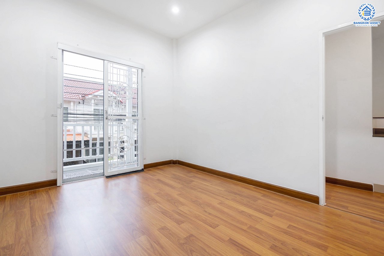 บ้านมือสองตกแต่งใหม่ ม.เดอะวิลล่า ราชพฤกษ์-ท่าอิฐ Private Zone มีความเป็นส่วนตัวมาก ตกแต่งสไตล์อบอุ่นและหรูหราด้วยฝ้าหลุม เนื้อที่ 18 ตร.ว. คุณภาพ Property Perfect ฟังก์ชั่นครบ! 3 ห้องนอน 2 ห้องน้ำ บนทำเลเยี่ยมเชื่อมต่อทั้งถ.รัตนาธิเบศร์ และถ.ราชพฤกษ์ และเพียง 10 นาที ถึงรถไฟฟ้า "สถานีบางรักน้อยท่าอิฐ"...