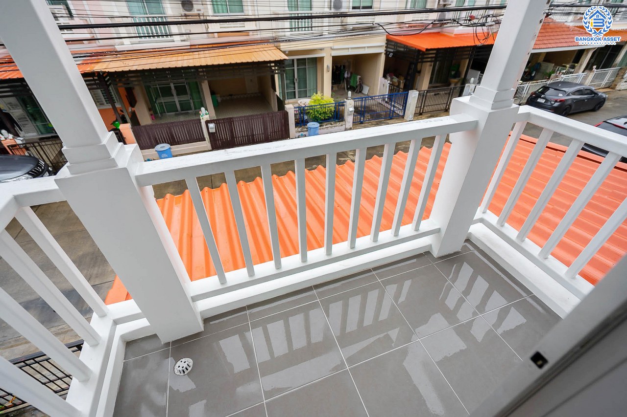 บ้านมือสองตกแต่งใหม่ ม.เดอะวิลล่า ราชพฤกษ์-ท่าอิฐ Private Zone มีความเป็นส่วนตัวมาก ตกแต่งสไตล์อบอุ่นและหรูหราด้วยฝ้าหลุม เนื้อที่ 18 ตร.ว. คุณภาพ Property Perfect ฟังก์ชั่นครบ! 3 ห้องนอน 2 ห้องน้ำ บนทำเลเยี่ยมเชื่อมต่อทั้งถ.รัตนาธิเบศร์ และถ.ราชพฤกษ์ และเพียง 10 นาที ถึงรถไฟฟ้า "สถานีบางรักน้อยท่าอิฐ"...