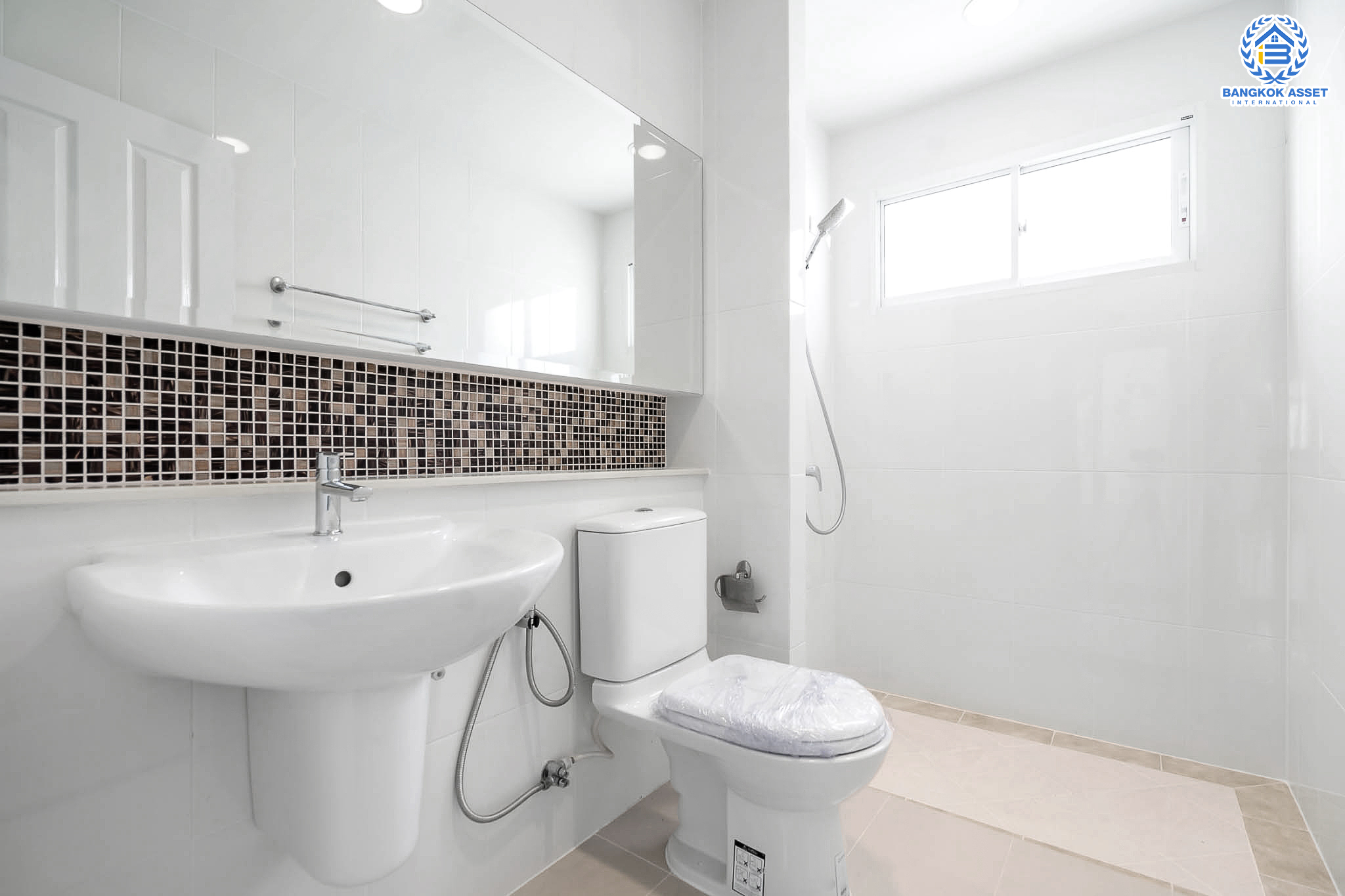 บ้านมือสองตกแต่งใหม่ คุณภาพแบรนด์ AP ม.เดอะเซนโทร รัตนาธิเบศร์-ราชพฤกษ์ บ้านสวย ถนนเมน ตอบโจทย์ครอบครัวขยาย เนื้อที่ 54.4 ตร.ว. ฟังก์ชั่นจัดเต็ม 3 ห้องนอน 3 ห้องน้ำ 2 ที่จอดรถ บนทำเลศักยภาพ เชื่อมต่อหลายเส้นทางทั้ง ถ.ราชพฤกษ์ ,ถ.รัตนาธิเบศร์ และถ.กาญจนาภิเษก และเพียง 4 นาทีถึงรถไฟฟ้าสถานี "บางพลู"...