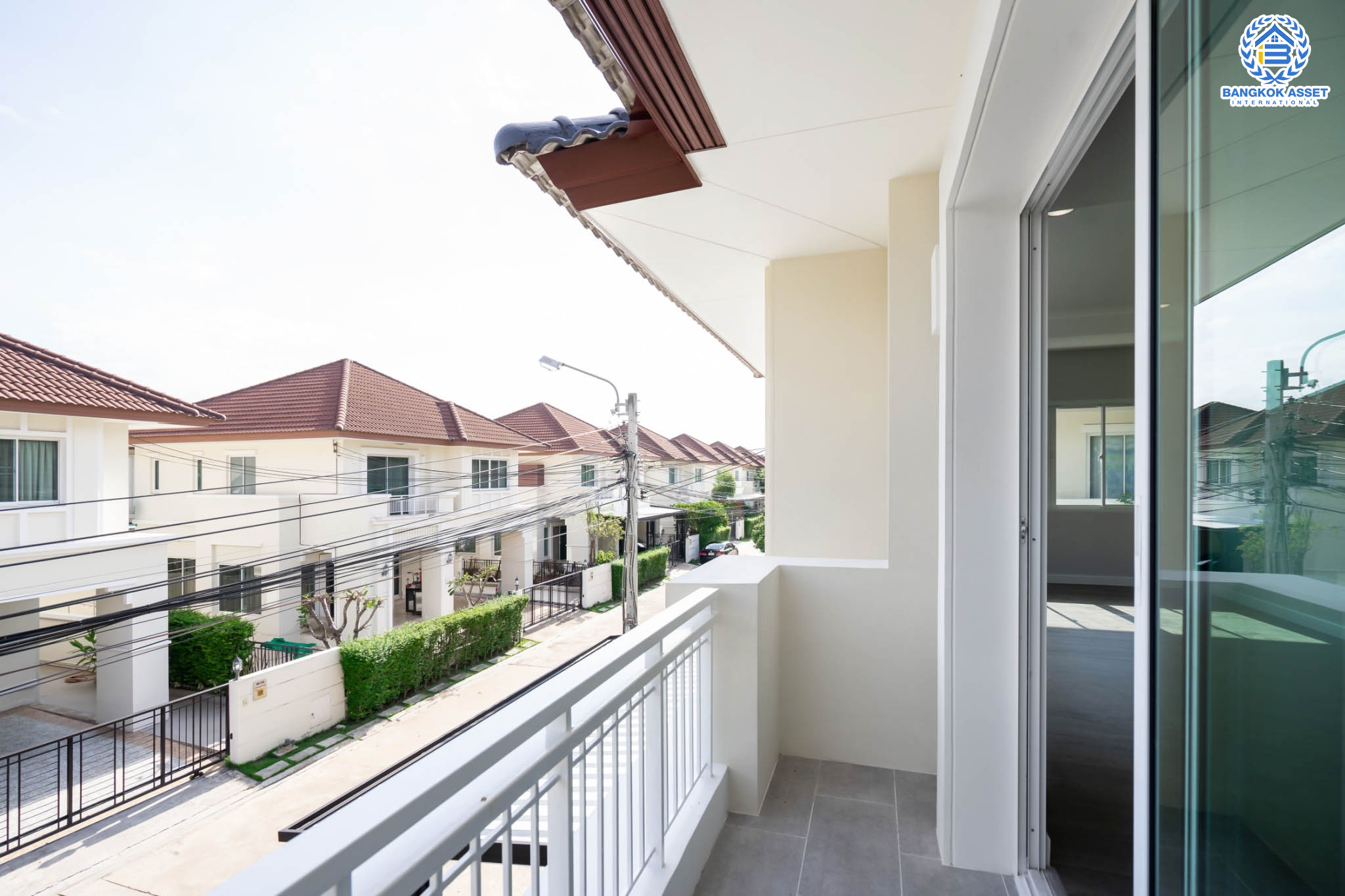 บ้านมือสองตกแต่งใหม่ คุณภาพแบรนด์ AP ม.เดอะเซนโทร รัตนาธิเบศร์-ราชพฤกษ์ บ้านสวย ถนนเมน ตอบโจทย์ครอบครัวขยาย เนื้อที่ 54.4 ตร.ว. ฟังก์ชั่นจัดเต็ม 3 ห้องนอน 3 ห้องน้ำ 2 ที่จอดรถ บนทำเลศักยภาพ เชื่อมต่อหลายเส้นทางทั้ง ถ.ราชพฤกษ์ ,ถ.รัตนาธิเบศร์ และถ.กาญจนาภิเษก และเพียง 4 นาทีถึงรถไฟฟ้าสถานี "บางพลู"...