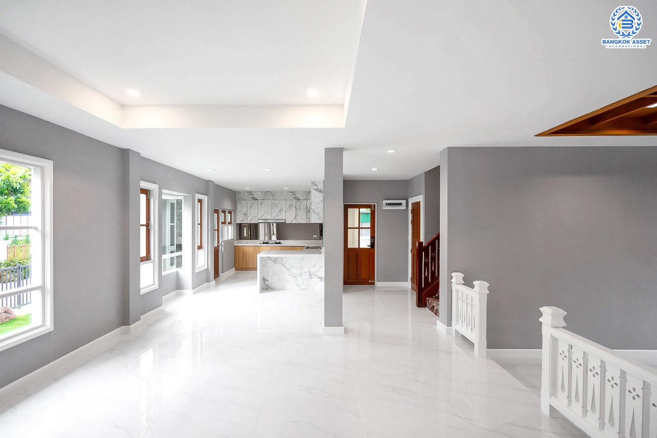 คฤหาสน์มือสองตกแต่งใหม่ หลังมุม ไซน์ใหญ่พิเศษ! เนื้อที่ 152.4 ตร.ว. ม.ลัดดารมย์ เพชรเกษม 69 ฟังก์ชั่นจัดเต็ม 5 ห้องนอน (พร้อมห้องแม่บ้าน) 4 ห้องน้ำ จอดรถได้ถึง 4  คัน ตกแต่งหรูหราดีไซน์สุด Classic พร้อม Built in furniture บนพื้นที่ใช้สอยกว่า 324 ตร.ม. ทำเลเยี่ยมเชื่อมต่อหลายเส้นทาง ใกล้เดอะมอลล์บางแคและจุดขึ้นทางด่วน "เพชรเกษม"