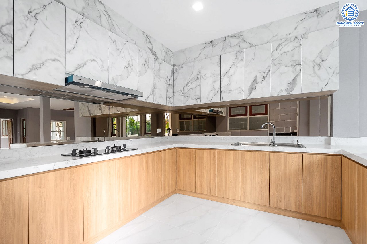 คฤหาสน์มือสองตกแต่งใหม่ หลังมุม ไซน์ใหญ่พิเศษ! เนื้อที่ 152.4 ตร.ว. ม.ลัดดารมย์ เพชรเกษม 69 ฟังก์ชั่นจัดเต็ม 5 ห้องนอน (พร้อมห้องแม่บ้าน) 4 ห้องน้ำ จอดรถได้ถึง 4  คัน ตกแต่งหรูหราดีไซน์สุด Classic พร้อม Built in furniture บนพื้นที่ใช้สอยกว่า 324 ตร.ม. ทำเลเยี่ยมเชื่อมต่อหลายเส้นทาง ใกล้เดอะมอลล์บางแคและจุดขึ้นทางด่วน "เพชรเกษม"