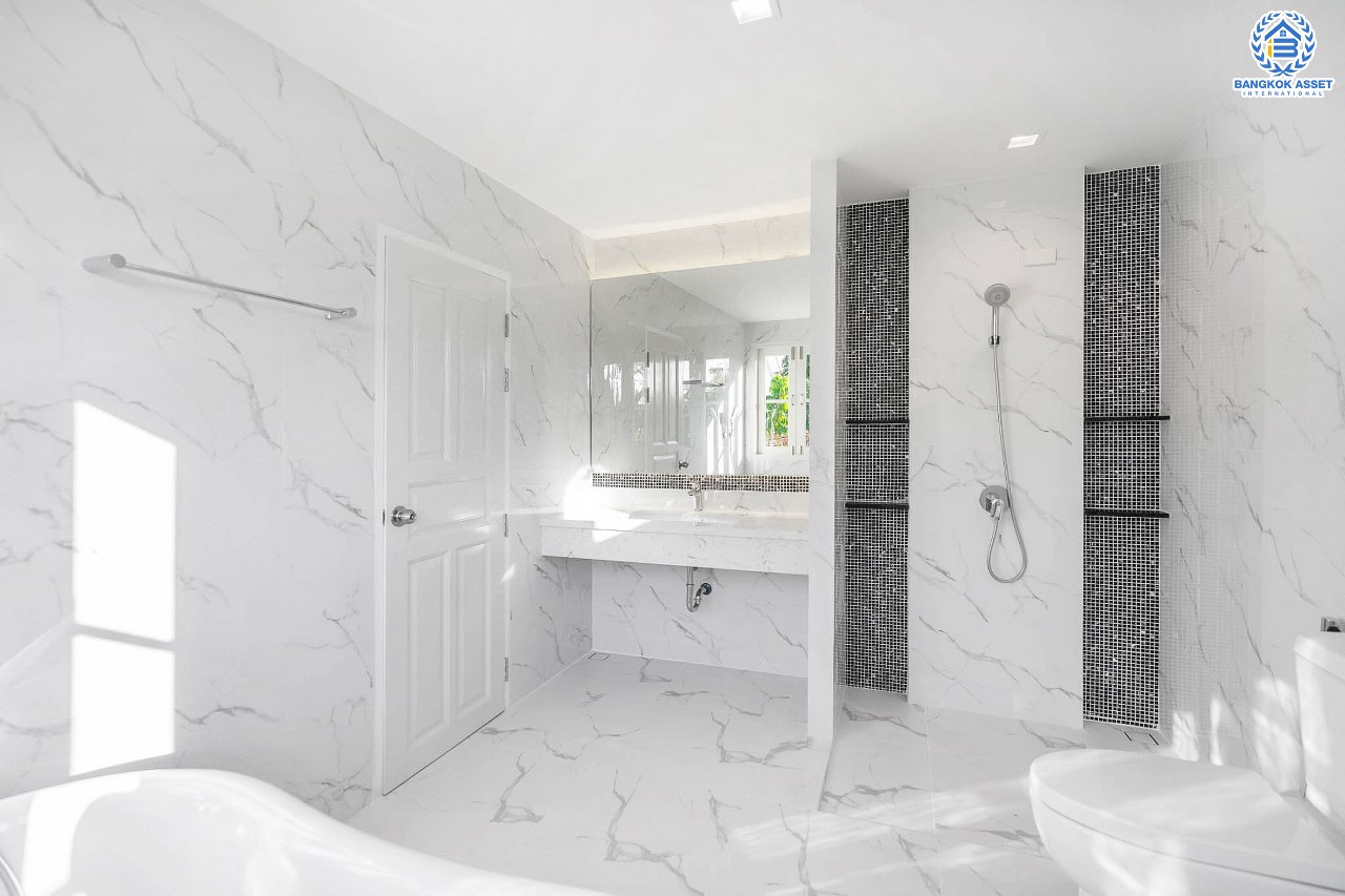 คฤหาสน์มือสองตกแต่งใหม่ หลังมุม ไซน์ใหญ่พิเศษ! เนื้อที่ 152.4 ตร.ว. ม.ลัดดารมย์ เพชรเกษม 69 ฟังก์ชั่นจัดเต็ม 5 ห้องนอน (พร้อมห้องแม่บ้าน) 4 ห้องน้ำ จอดรถได้ถึง 4  คัน ตกแต่งหรูหราดีไซน์สุด Classic พร้อม Built in furniture บนพื้นที่ใช้สอยกว่า 324 ตร.ม. ทำเลเยี่ยมเชื่อมต่อหลายเส้นทาง ใกล้เดอะมอลล์บางแคและจุดขึ้นทางด่วน "เพชรเกษม"