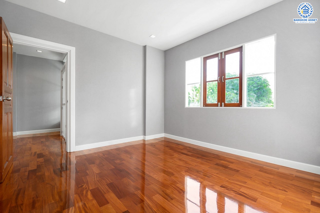 คฤหาสน์มือสองตกแต่งใหม่ หลังมุม ไซน์ใหญ่พิเศษ! เนื้อที่ 152.4 ตร.ว. ม.ลัดดารมย์ เพชรเกษม 69 ฟังก์ชั่นจัดเต็ม 5 ห้องนอน (พร้อมห้องแม่บ้าน) 4 ห้องน้ำ จอดรถได้ถึง 4  คัน ตกแต่งหรูหราดีไซน์สุด Classic พร้อม Built in furniture บนพื้นที่ใช้สอยกว่า 324 ตร.ม. ทำเลเยี่ยมเชื่อมต่อหลายเส้นทาง ใกล้เดอะมอลล์บางแคและจุดขึ้นทางด่วน "เพชรเกษม"