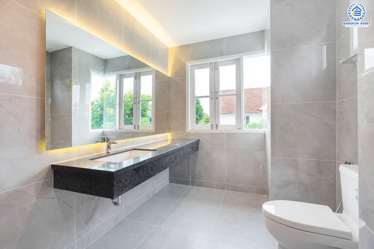 คฤหาสน์มือสองตกแต่งใหม่ หลังมุม ไซน์ใหญ่พิเศษ! เนื้อที่ 152.4 ตร.ว. ม.ลัดดารมย์ เพชรเกษม 69 ฟังก์ชั่นจัดเต็ม 5 ห้องนอน (พร้อมห้องแม่บ้าน) 4 ห้องน้ำ จอดรถได้ถึง 4  คัน ตกแต่งหรูหราดีไซน์สุด Classic พร้อม Built in furniture บนพื้นที่ใช้สอยกว่า 324 ตร.ม. ทำเลเยี่ยมเชื่อมต่อหลายเส้นทาง ใกล้เดอะมอลล์บางแคและจุดขึ้นทางด่วน "เพชรเกษม"