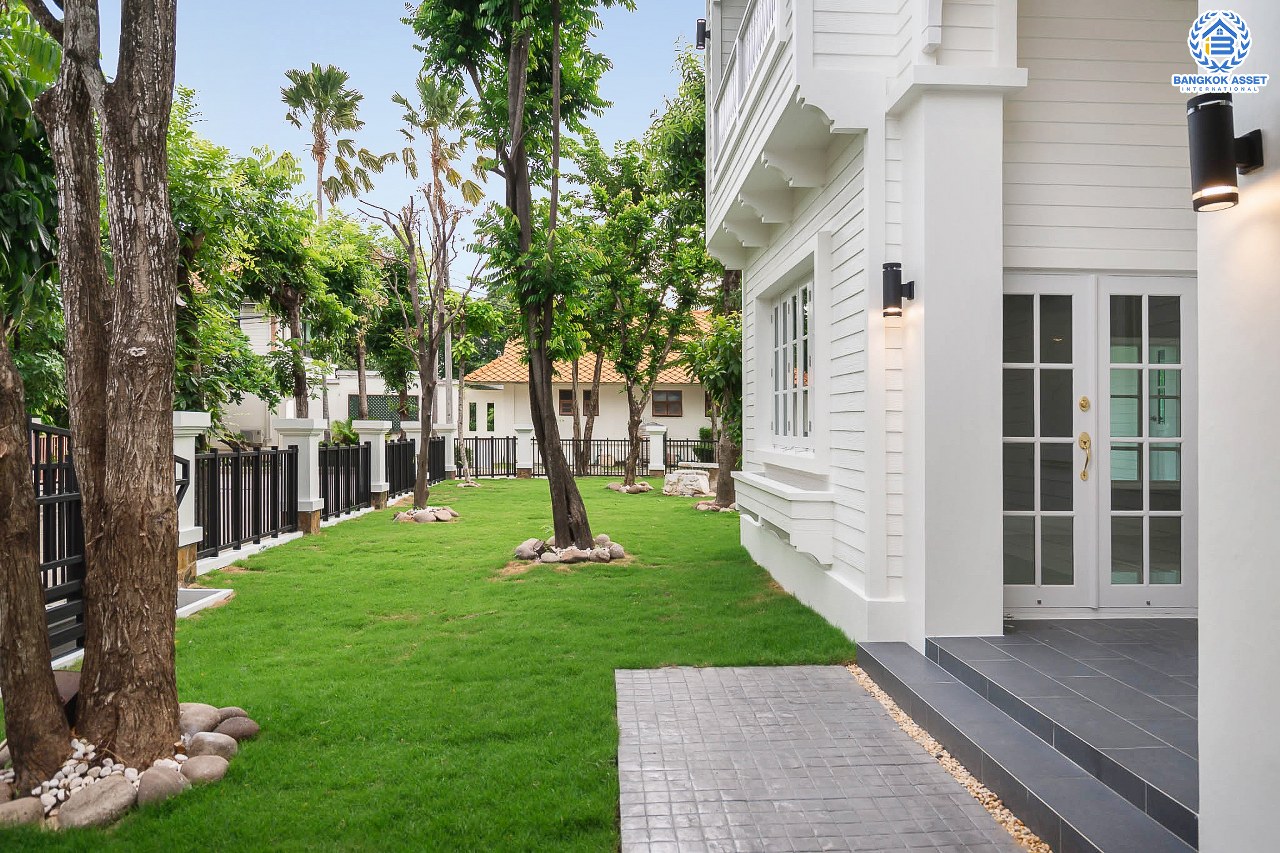 คฤหาสน์มือสองตกแต่งใหม่ หลังมุม ไซน์ใหญ่พิเศษ! เนื้อที่ 152.4 ตร.ว. ม.ลัดดารมย์ เพชรเกษม 69 ฟังก์ชั่นจัดเต็ม 5 ห้องนอน (พร้อมห้องแม่บ้าน) 4 ห้องน้ำ จอดรถได้ถึง 4  คัน ตกแต่งหรูหราดีไซน์สุด Classic พร้อม Built in furniture บนพื้นที่ใช้สอยกว่า 324 ตร.ม. ทำเลเยี่ยมเชื่อมต่อหลายเส้นทาง ใกล้เดอะมอลล์บางแคและจุดขึ้นทางด่วน "เพชรเกษม"