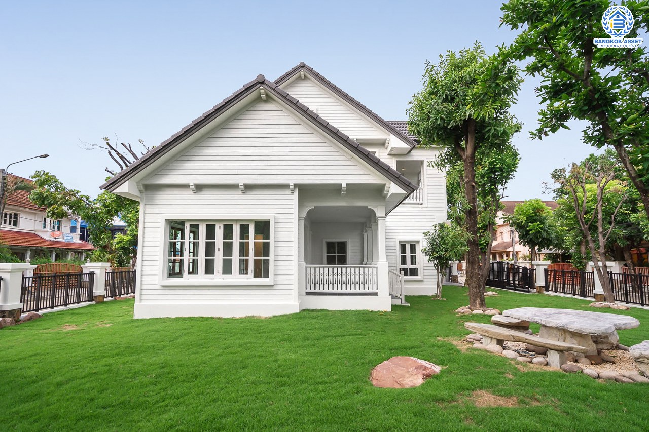 คฤหาสน์มือสองตกแต่งใหม่ หลังมุม ไซน์ใหญ่พิเศษ! เนื้อที่ 152.4 ตร.ว. ม.ลัดดารมย์ เพชรเกษม 69 ฟังก์ชั่นจัดเต็ม 5 ห้องนอน (พร้อมห้องแม่บ้าน) 4 ห้องน้ำ จอดรถได้ถึง 4  คัน ตกแต่งหรูหราดีไซน์สุด Classic พร้อม Built in furniture บนพื้นที่ใช้สอยกว่า 324 ตร.ม. ทำเลเยี่ยมเชื่อมต่อหลายเส้นทาง ใกล้เดอะมอลล์บางแคและจุดขึ้นทางด่วน "เพชรเกษม"