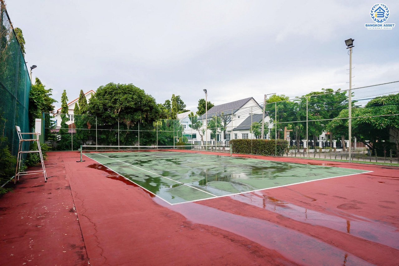 คฤหาสน์มือสองตกแต่งใหม่ หลังมุม ไซน์ใหญ่พิเศษ! เนื้อที่ 152.4 ตร.ว. ม.ลัดดารมย์ เพชรเกษม 69 ฟังก์ชั่นจัดเต็ม 5 ห้องนอน (พร้อมห้องแม่บ้าน) 4 ห้องน้ำ จอดรถได้ถึง 4  คัน ตกแต่งหรูหราดีไซน์สุด Classic พร้อม Built in furniture บนพื้นที่ใช้สอยกว่า 324 ตร.ม. ทำเลเยี่ยมเชื่อมต่อหลายเส้นทาง ใกล้เดอะมอลล์บางแคและจุดขึ้นทางด่วน "เพชรเกษม"