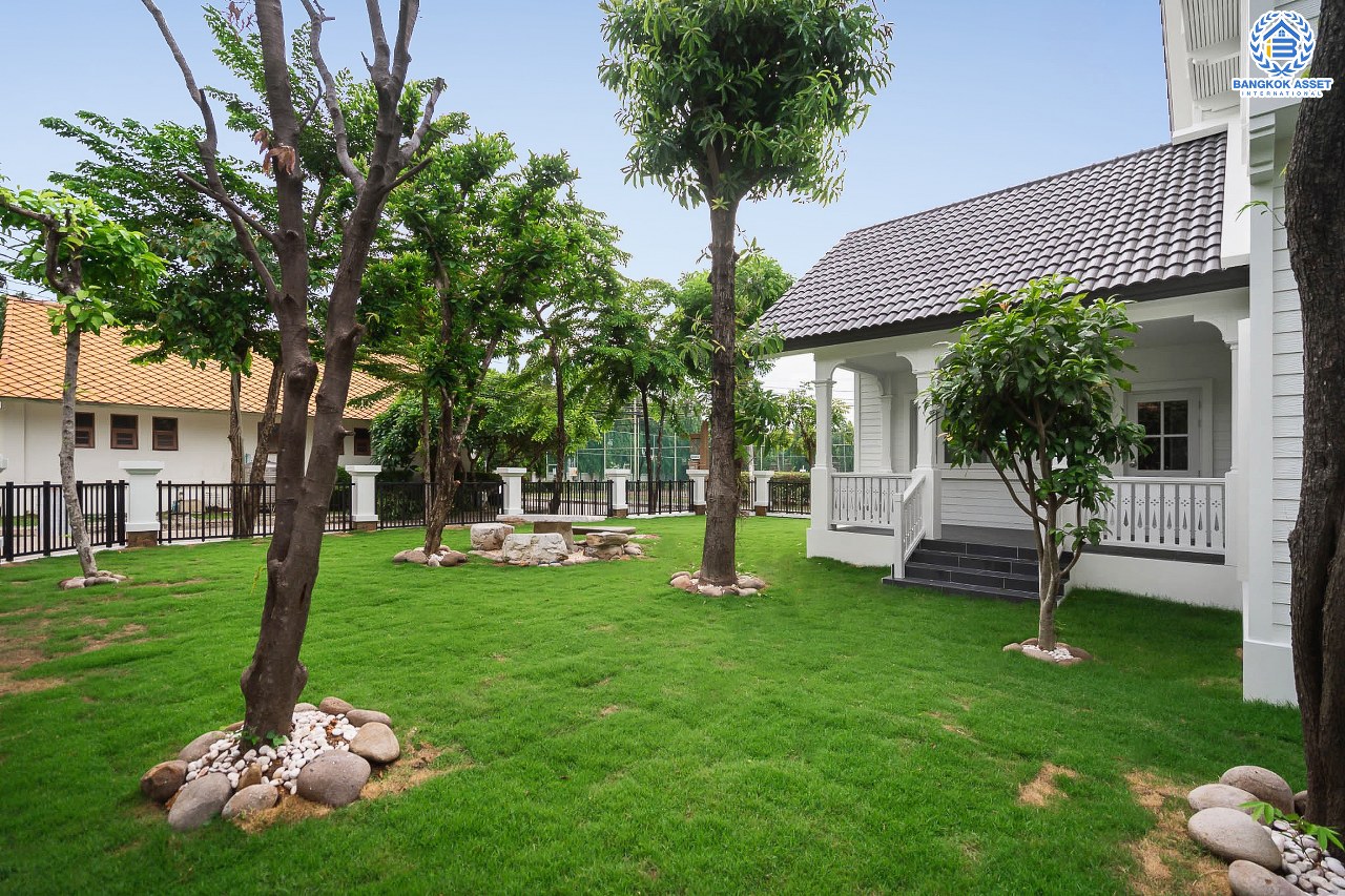 คฤหาสน์มือสองตกแต่งใหม่ หลังมุม ไซน์ใหญ่พิเศษ! เนื้อที่ 152.4 ตร.ว. ม.ลัดดารมย์ เพชรเกษม 69 ฟังก์ชั่นจัดเต็ม 5 ห้องนอน (พร้อมห้องแม่บ้าน) 4 ห้องน้ำ จอดรถได้ถึง 4  คัน ตกแต่งหรูหราดีไซน์สุด Classic พร้อม Built in furniture บนพื้นที่ใช้สอยกว่า 324 ตร.ม. ทำเลเยี่ยมเชื่อมต่อหลายเส้นทาง ใกล้เดอะมอลล์บางแคและจุดขึ้นทางด่วน "เพชรเกษม"