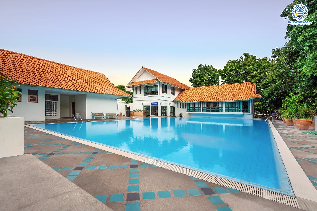 คฤหาสน์มือสองตกแต่งใหม่ หลังมุม ไซน์ใหญ่พิเศษ! เนื้อที่ 152.4 ตร.ว. ม.ลัดดารมย์ เพชรเกษม 69 ฟังก์ชั่นจัดเต็ม 5 ห้องนอน (พร้อมห้องแม่บ้าน) 4 ห้องน้ำ จอดรถได้ถึง 4  คัน ตกแต่งหรูหราดีไซน์สุด Classic พร้อม Built in furniture บนพื้นที่ใช้สอยกว่า 324 ตร.ม. ทำเลเยี่ยมเชื่อมต่อหลายเส้นทาง ใกล้เดอะมอลล์บางแคและจุดขึ้นทางด่วน "เพชรเกษม"