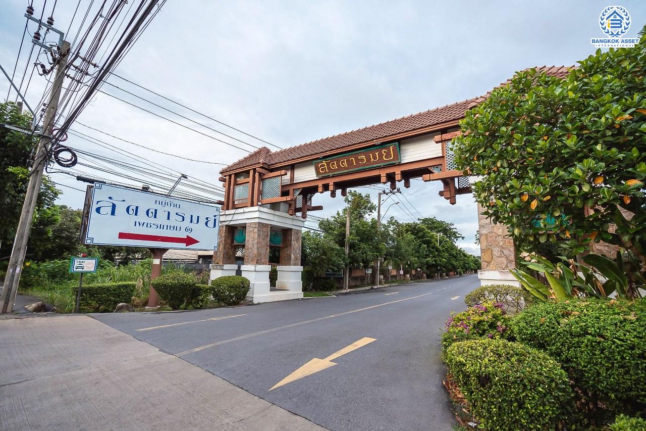 คฤหาสน์มือสองตกแต่งใหม่ หลังมุม ไซน์ใหญ่พิเศษ! เนื้อที่ 152.4 ตร.ว. ม.ลัดดารมย์ เพชรเกษม 69 ฟังก์ชั่นจัดเต็ม 5 ห้องนอน (พร้อมห้องแม่บ้าน) 4 ห้องน้ำ จอดรถได้ถึง 4  คัน ตกแต่งหรูหราดีไซน์สุด Classic พร้อม Built in furniture บนพื้นที่ใช้สอยกว่า 324 ตร.ม. ทำเลเยี่ยมเชื่อมต่อหลายเส้นทาง ใกล้เดอะมอลล์บางแคและจุดขึ้นทางด่วน "เพชรเกษม"