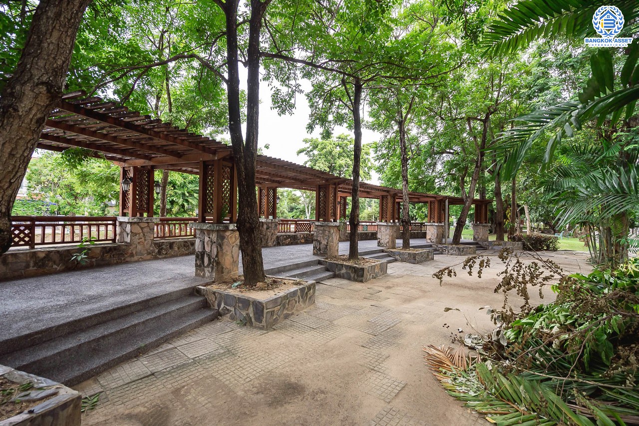 คฤหาสน์มือสองตกแต่งใหม่ หลังมุม ไซน์ใหญ่พิเศษ! เนื้อที่ 152.4 ตร.ว. ม.ลัดดารมย์ เพชรเกษม 69 ฟังก์ชั่นจัดเต็ม 5 ห้องนอน (พร้อมห้องแม่บ้าน) 4 ห้องน้ำ จอดรถได้ถึง 4  คัน ตกแต่งหรูหราดีไซน์สุด Classic พร้อม Built in furniture บนพื้นที่ใช้สอยกว่า 324 ตร.ม. ทำเลเยี่ยมเชื่อมต่อหลายเส้นทาง ใกล้เดอะมอลล์บางแคและจุดขึ้นทางด่วน "เพชรเกษม"