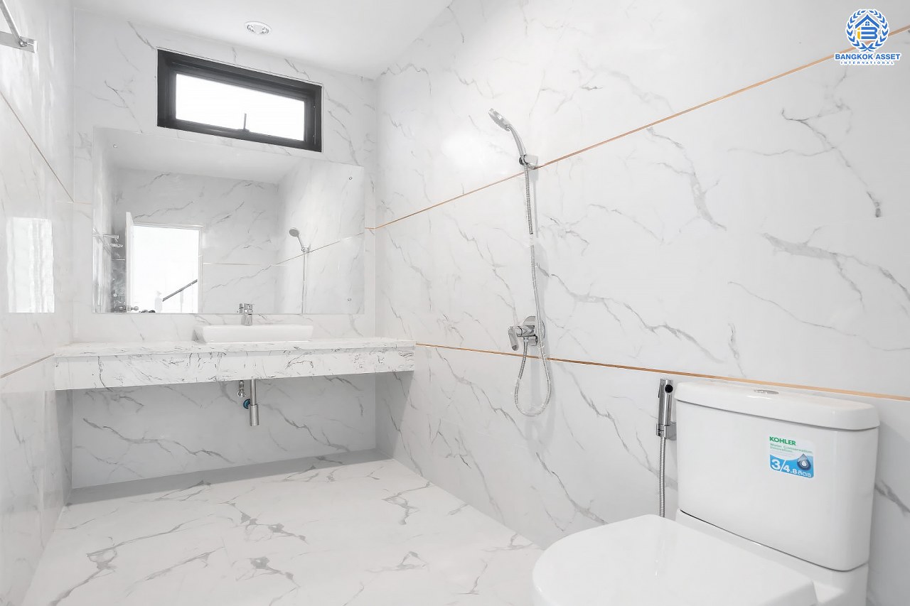 บ้านมือสองตกแต่งใหม่ ม.ปฐวีกาญจน์ ประชาชื่น-แจ้งวัฒนะ บ้านหลังมุม ทำเลโซนเมือง ดีไซน์สุดClassic เนื้อที่ 65 ตร.ว. ฟังก์ชั่น 4 ห้องนอน 3 ห้องน้ำ มี Living Room กว้างขวางบนพื้นที่ใช้สอยกว่า 319.6 ตร.ม. เดินทางสู่ใจกลางเมืองได้อย่างรวดเร็ว ใกล้เซ็นทรัลแจ้งวัฒนะ สนามบินดอนเมือง ทางด่วนศรีสมาน และรถไฟฟ้าสายสีแดง...